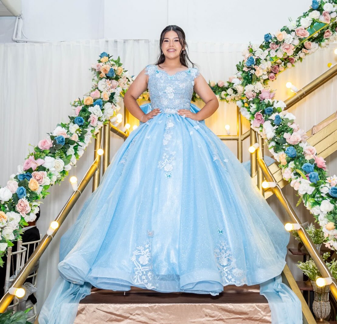 Vestido celeste con detalles florales